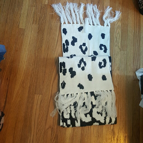 Beautiful long leopard scarf - Picture 2 of 4